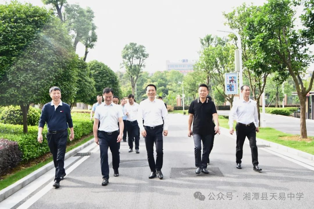 湘潭縣委副書記、縣長王利一行來我校調研