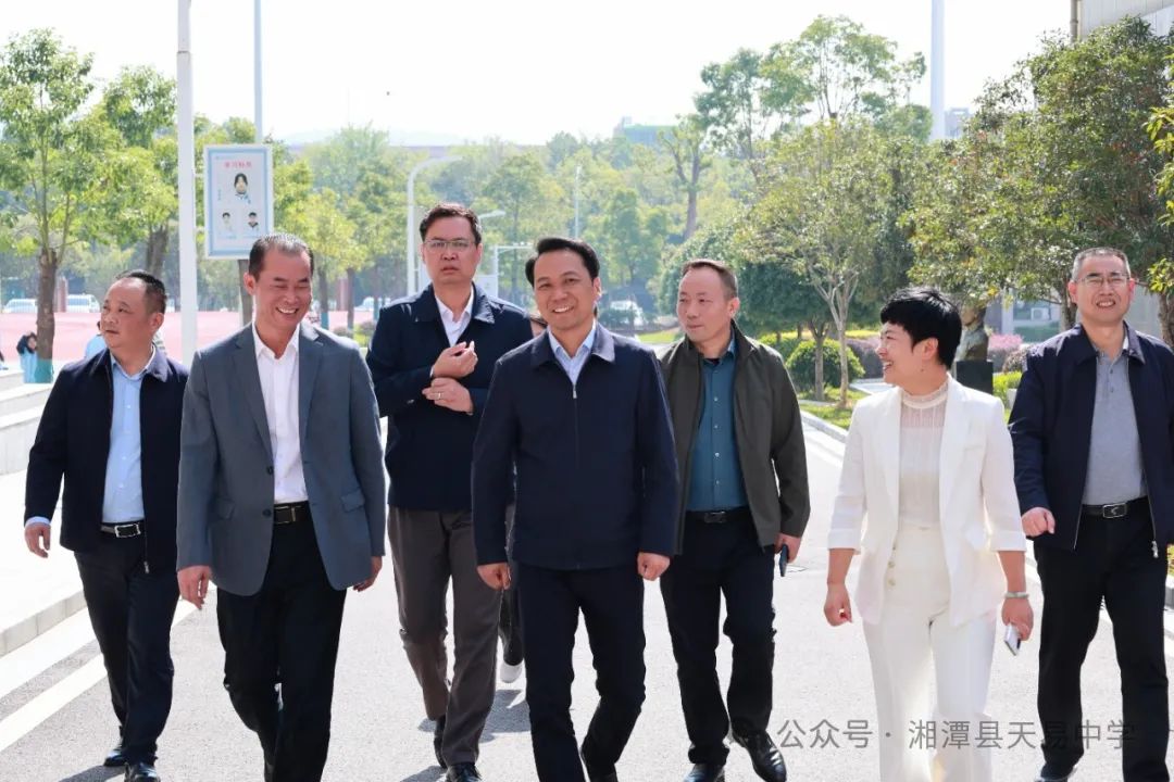 湘潭縣委副書記、縣長王利蒞臨天易中學視察食堂工作